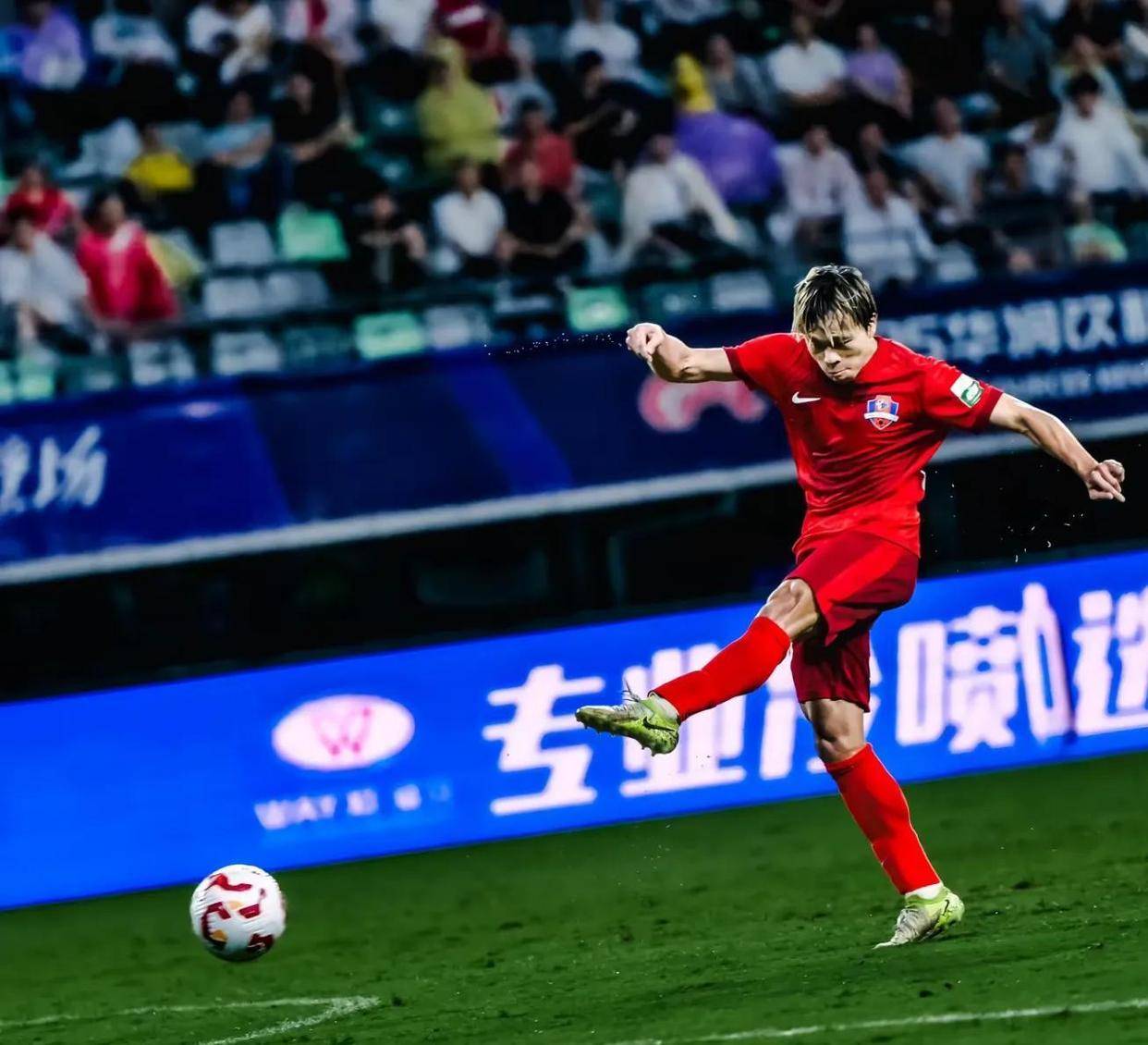 包含国际比赛日里昂备战中超，扳平良机细节曝光，气氛紧张，球队文化再被提及的词条